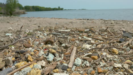 Plastikmüll-Und-Andere-Abfälle-Verunreinigen-Einen-Strand