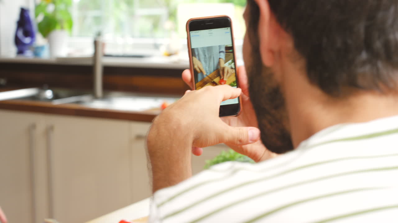 pareja aprendiendo a cocinar juntos