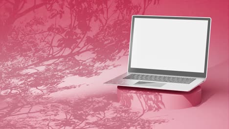 Laptop-Mit-Leerem-Bildschirm-Auf-Rotem-Hintergrund-Mit-Floralen-Schatten