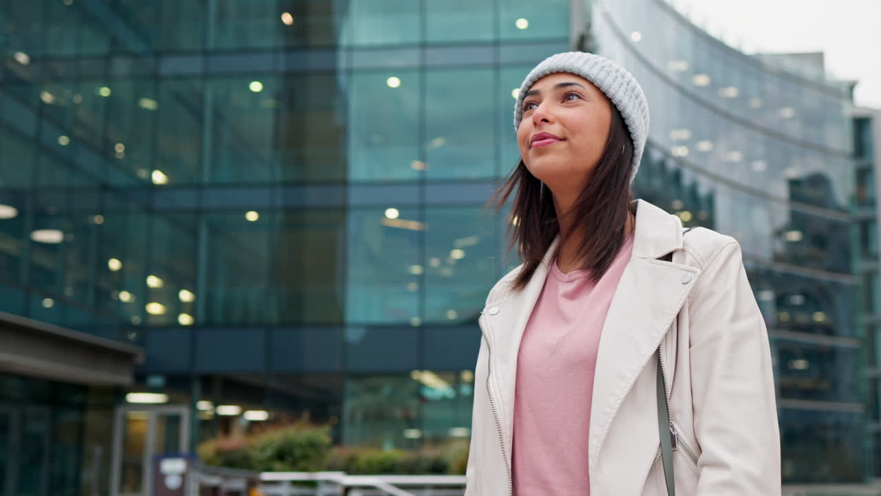 mujer de moda tomando una foto de la gran ciudad urbana