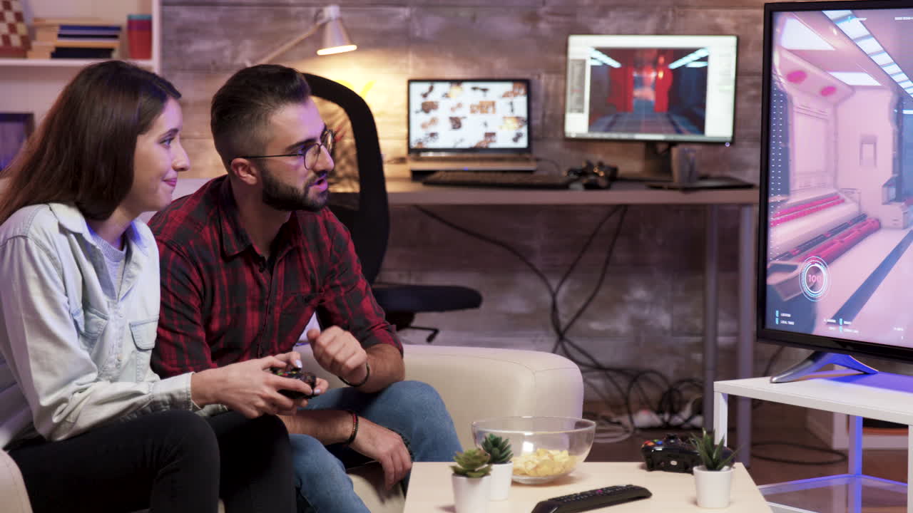 pareja jugando videojuegos en casa