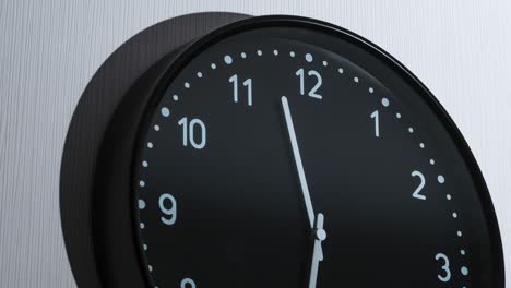el reloj clásico transcurre el tiempo a las 12.00