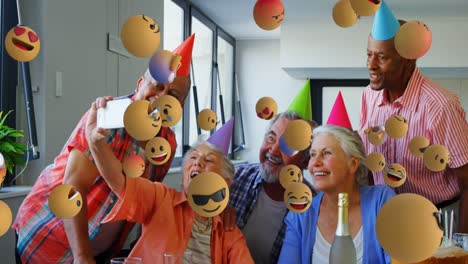 Emoji-Symbole-Mit-Freunden,-Die-Im-Hintergrund-Ein-Selfie-Machen,-4k