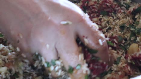 preparar comida turca tradicional con las manos