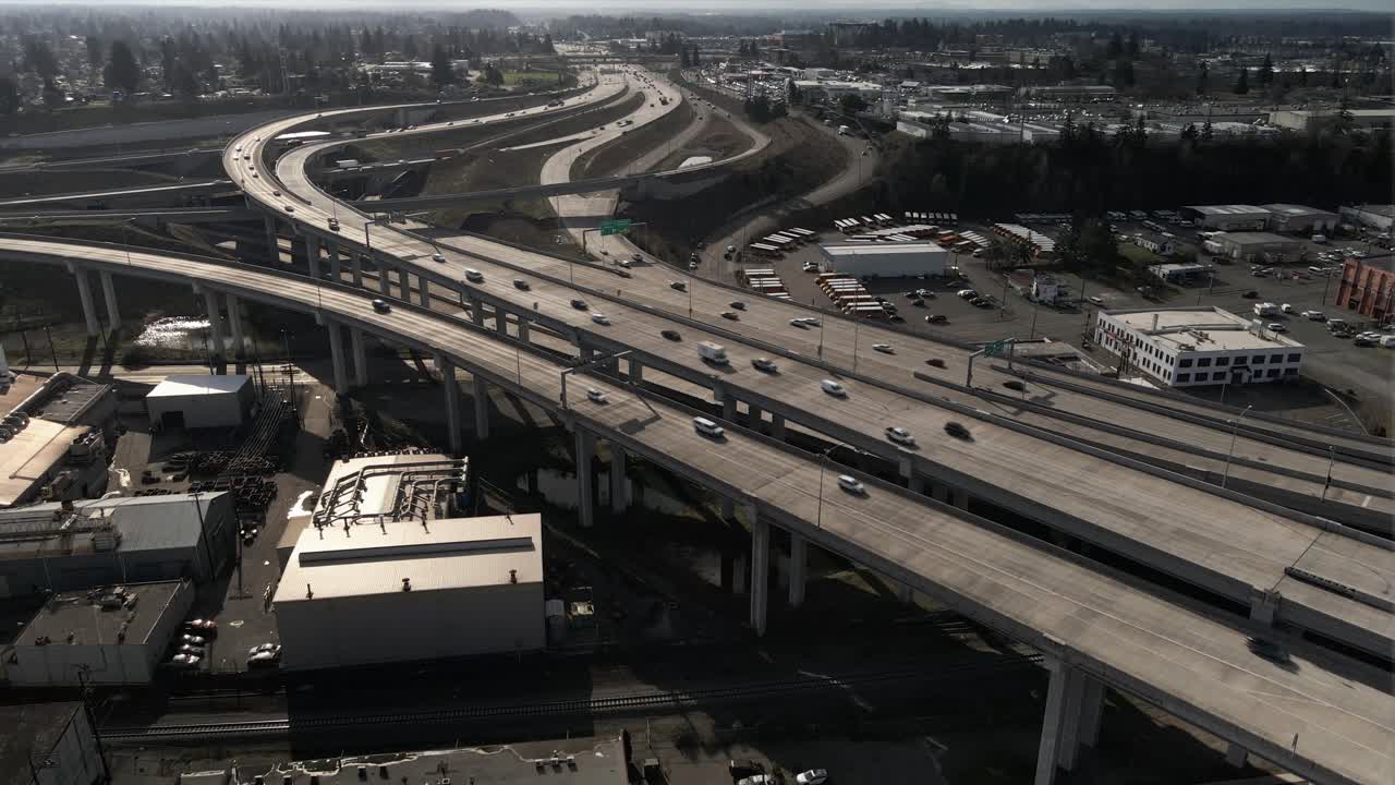 Lalu lintas komuter berkelok-kelok melalui jembatan layang Nalley Valley, Tacoma WA, pendakian udara