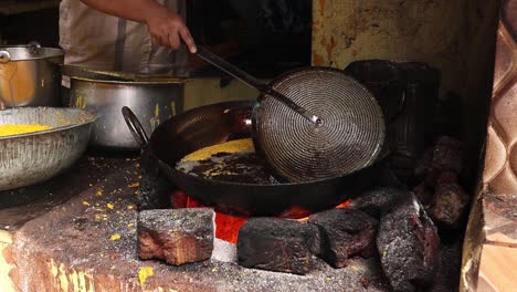 Indisches-Streetfood.-Boondi-Oder-Bundiya-Ist-Ein-Indisches-Dessert-Aus-Gesüßtem,-Frittiertem-Kichererbsenmehl.-Da-Es-Sehr-Süß-Ist,-Kann-Es-Nur-Etwa-Eine-Woche-Gelagert-Werden.-Bundesstaat-Rajasthan-Im-Westen-Indiens.