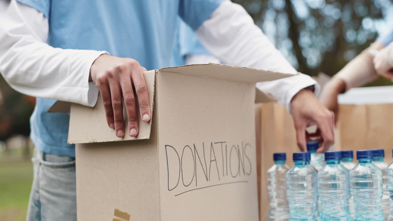 voluntarios recogiendo donaciones en un parque