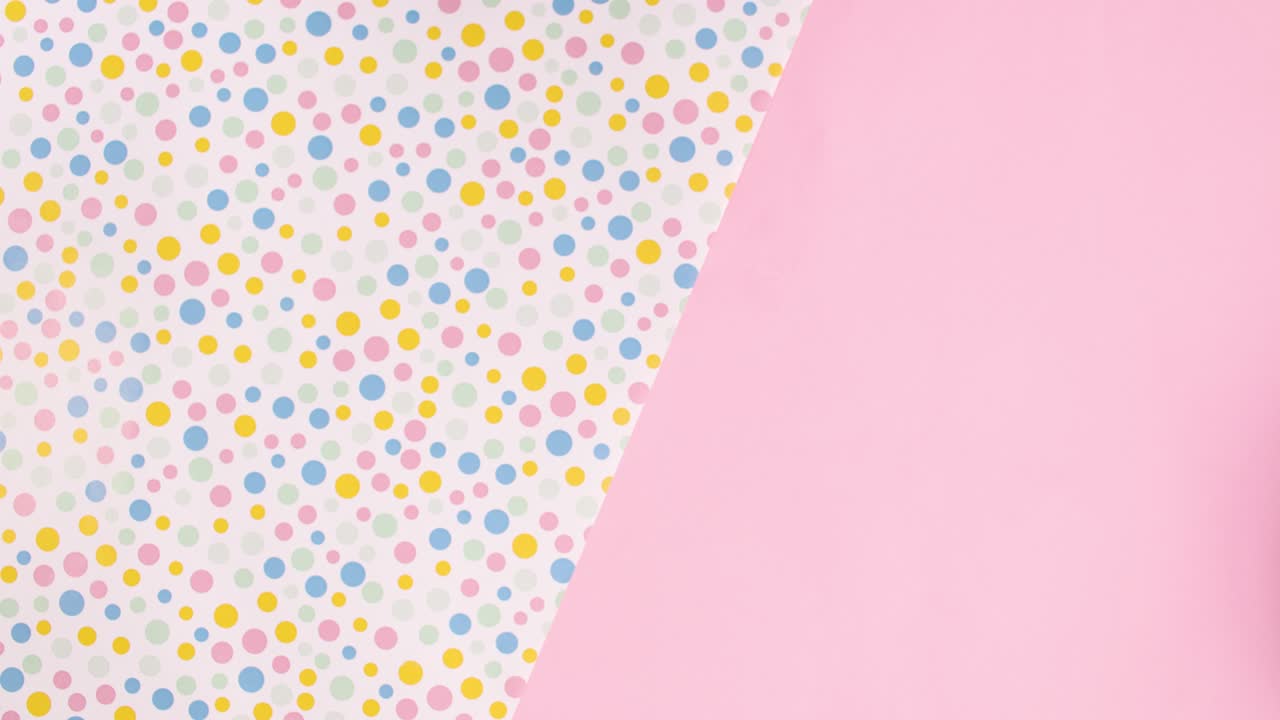 deliciosos pasteles con crema aparecen en la tabla de corte y uno viene en el plato. detenga el movimiento