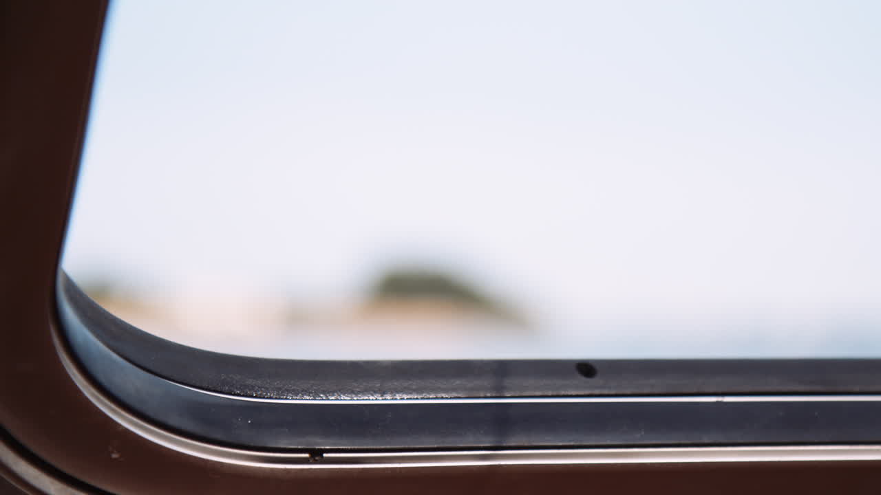 размытый вид через окно роскошного частного челнока в венеции, италия