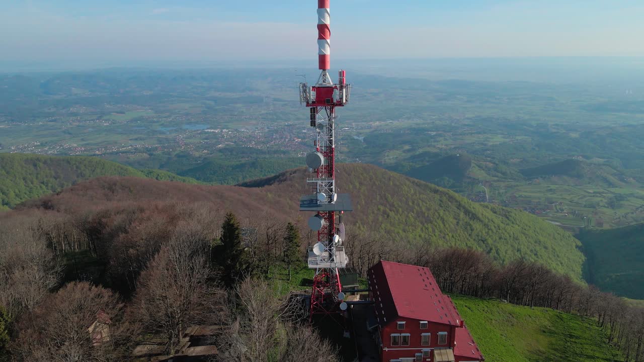 imágenes aéreas de drones 4k de un centro de comunicación de televisión y radio en la cima de la montaña en la primavera