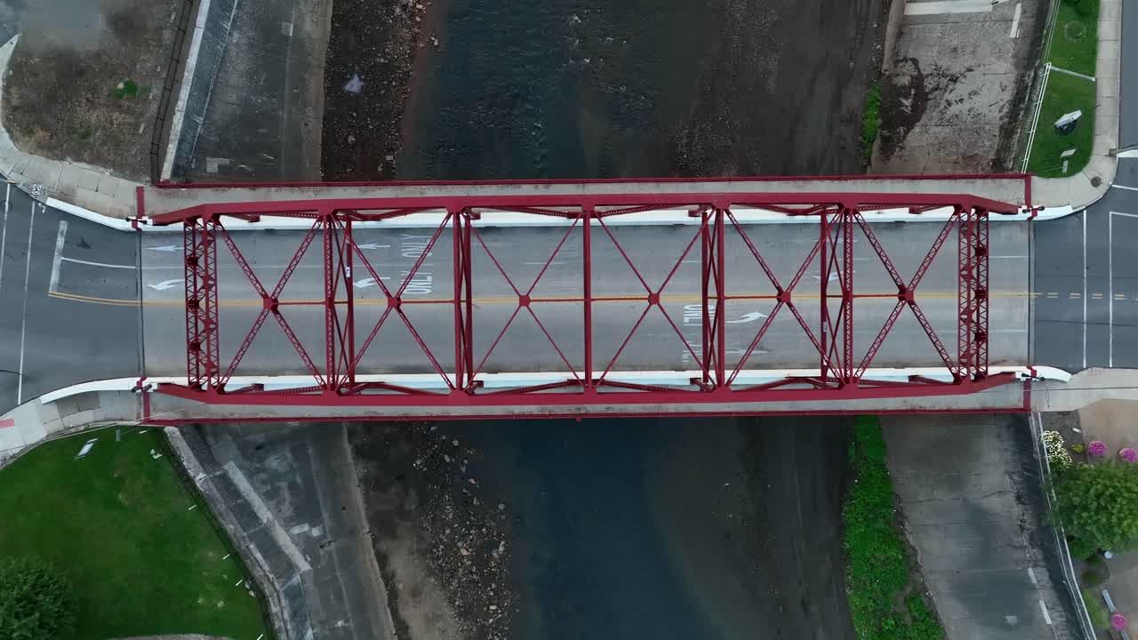 puente sobre el río conemaugh en johnstown pa, sitio de la famosa inundación en pennsylvania, estados unidos
