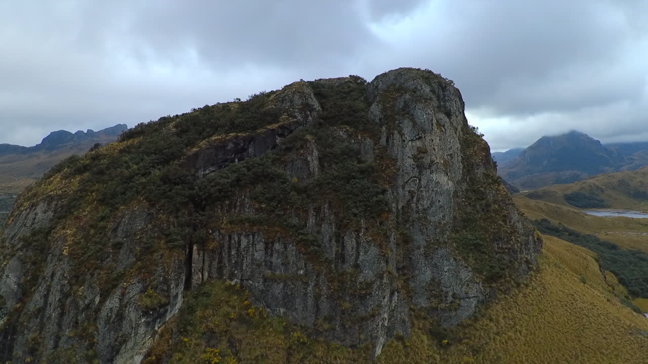 tomas aéreas que muestran el esplendor natural y la belleza del parque nacional cajas en las afueras de cuenca, ecuador