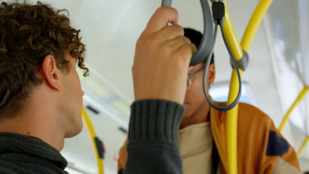 pareja interactuando entre sí mientras viajan en el autobús 4k