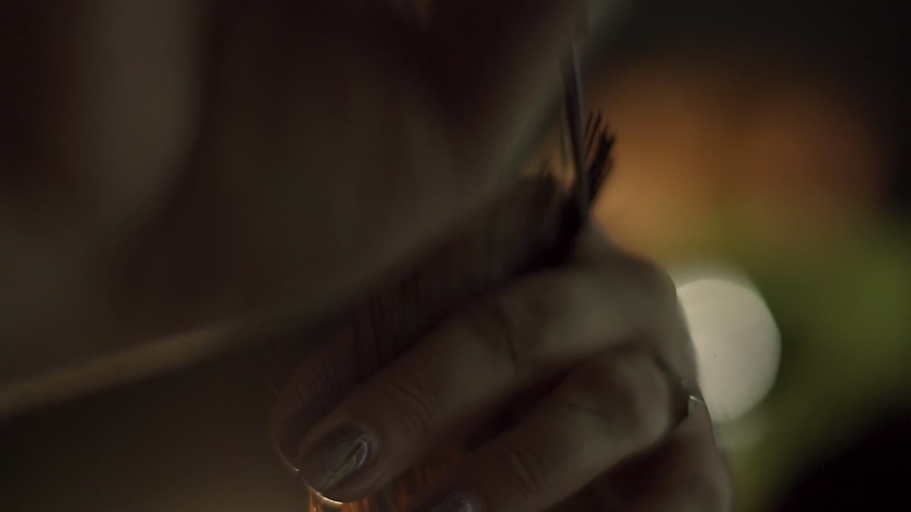 머리카락을 잘라가는 여자