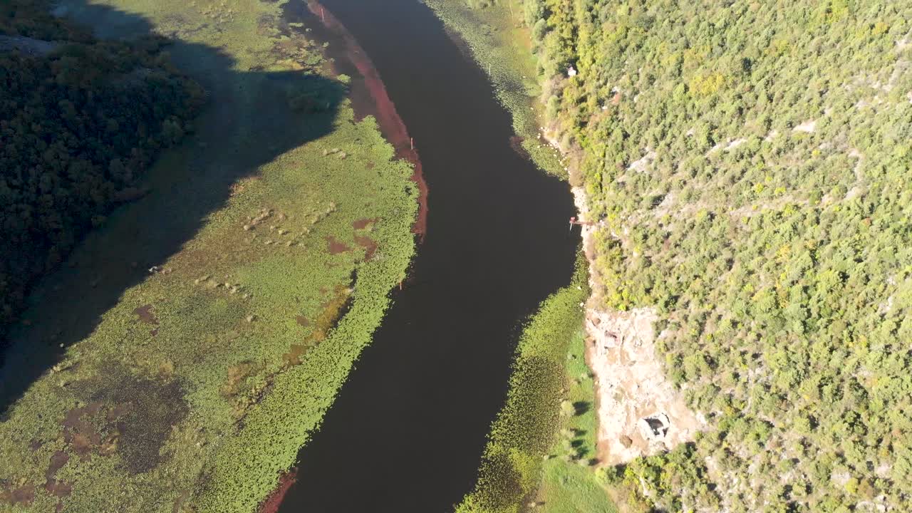 una vista aérea del lago skadar en montenegro en la curva del río durante un hermoso día soleado
