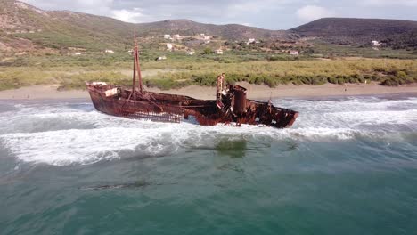 Naufragio-De-Dimitrios-En-La-Playa-De-Valtaki-En-Peloponeso,-Grecia