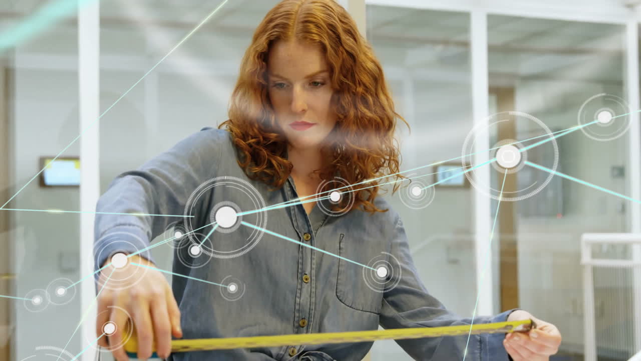 анимация сети связей над кавказской женщиной-архитектором, работающей в офисе