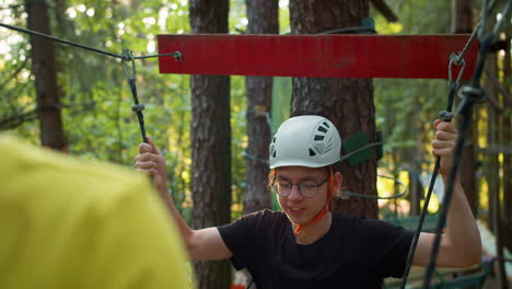 gente en el campamento de aventuras