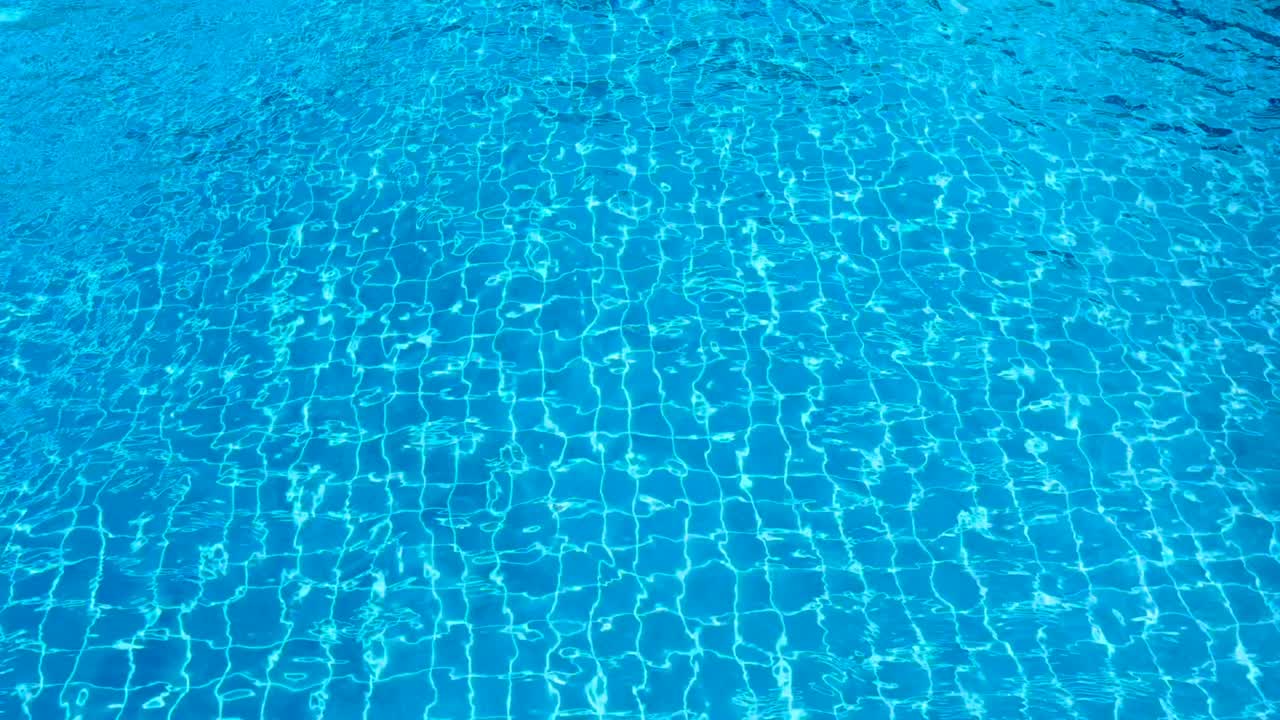 wellenförmiges poolwasser mit hellblauem hintergrund und fliesenboden.