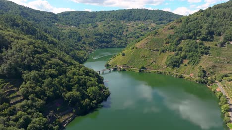 Puente-De-Belesar-Con-El-Río-Sil-Y-Viñedos-En-Terrazas-En-Verano-En-Belesar,-Lugo,-Galicia,-España.