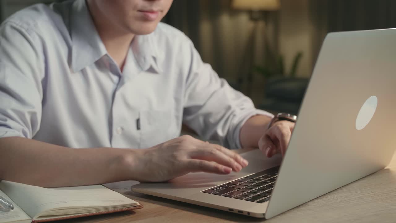 밤에 노트북으로 일하는 사람