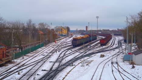 Gente-Cruzando-Vías-De-Ferrocarril-Durante-El-Invierno-En-La-Nieve.