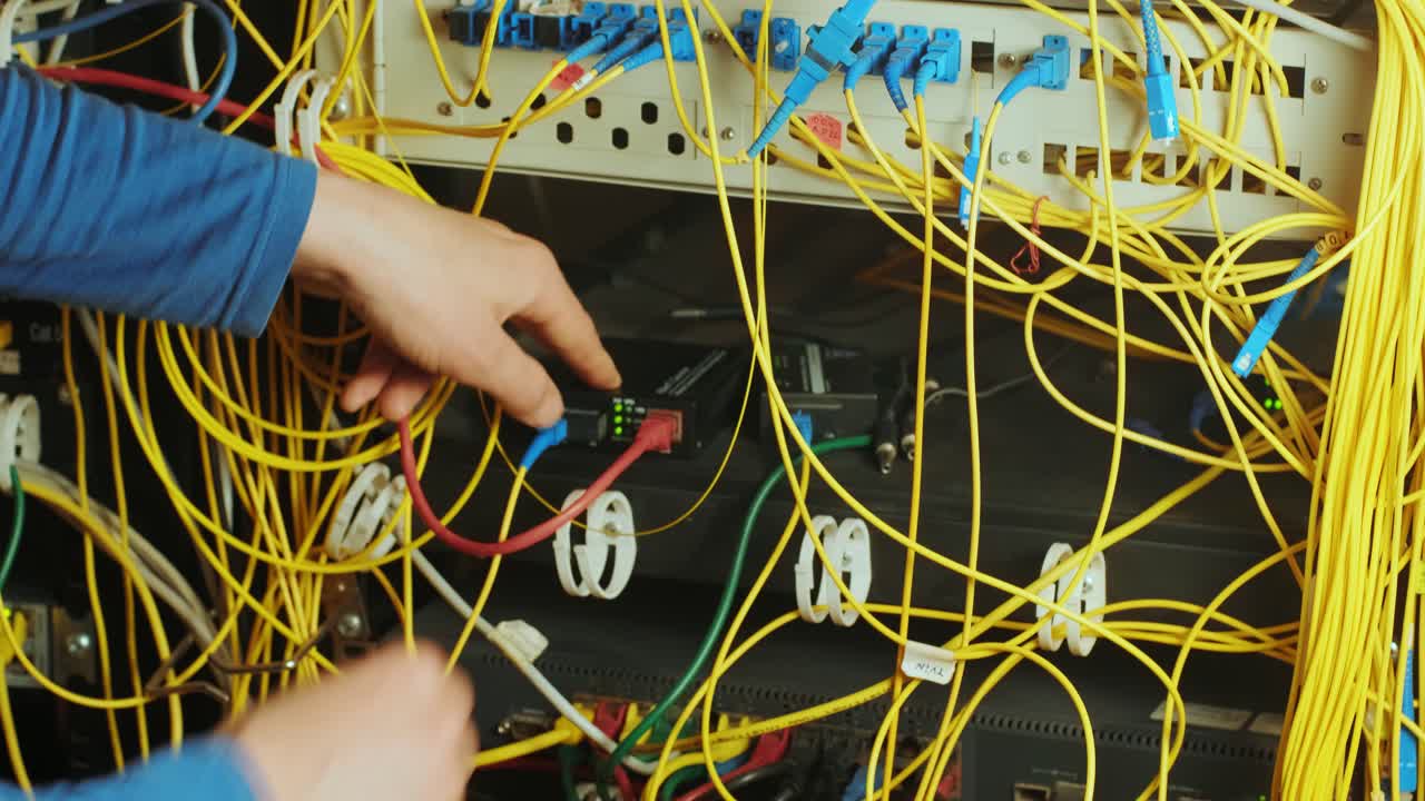 servicio de redes. ingeniero de redes administrador comprobando el equipo de hardware del servidor del centro de datos