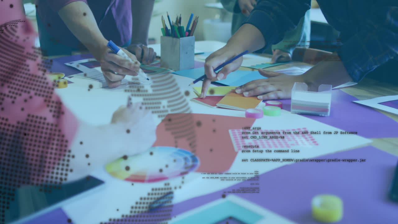 다양한 사업가들이 사무실에서 프로젝트를 논의하는 동안 지구와 데이터 처리의 애니메이션