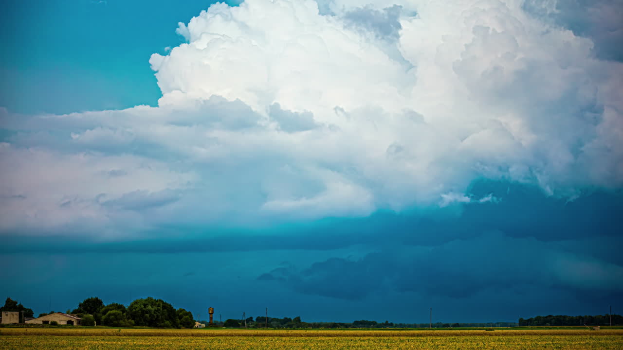 폭풍우 기후에서 곡물을 수확하는 수확기 기계, 타임 스