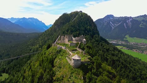burg ehrenberg castillo medieval en la cima de la colina en lo alto de las montañas de tirol