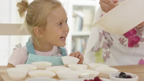 Niña-Feliz-Con-Tenedores-De-Muffins-Vacíos