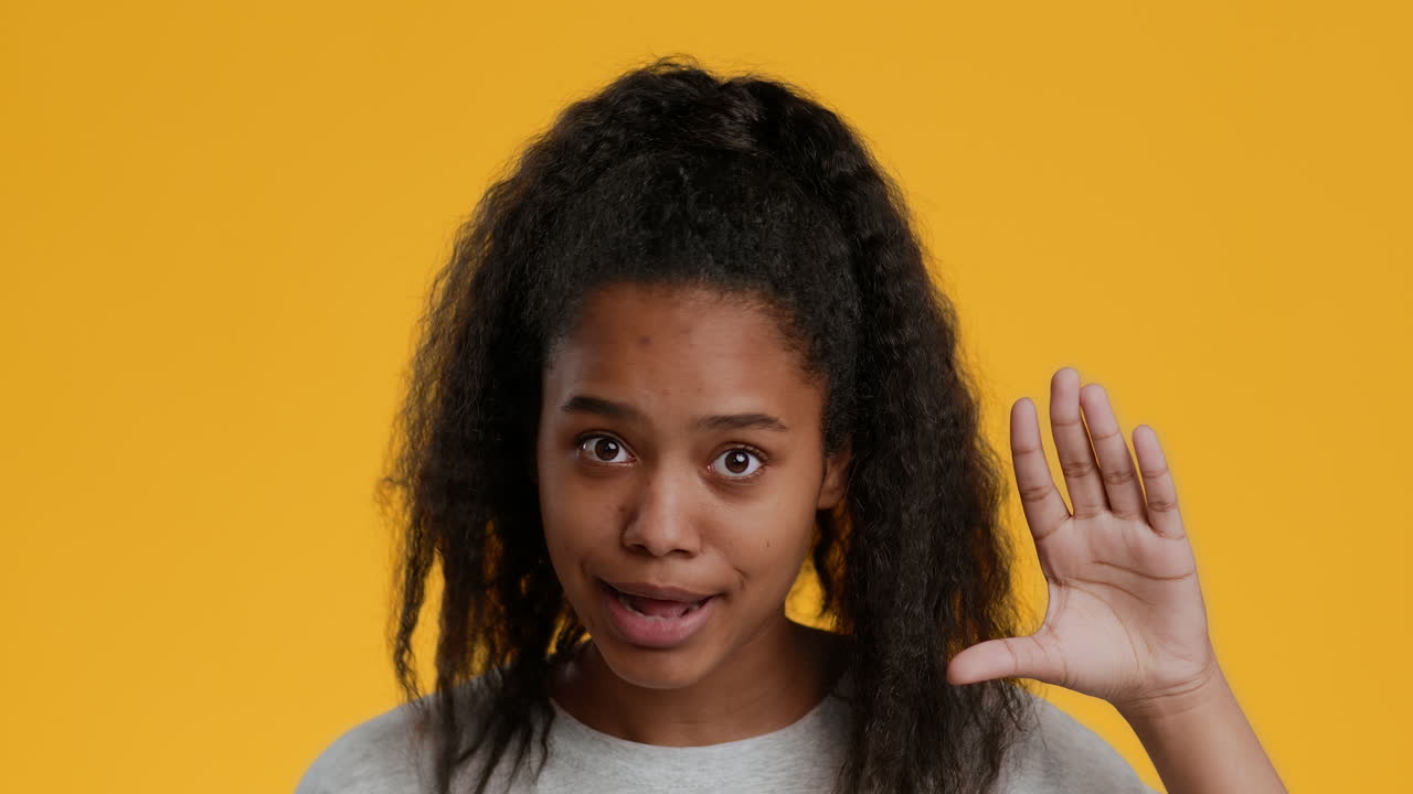 una adolescente con una expresión cuestionante