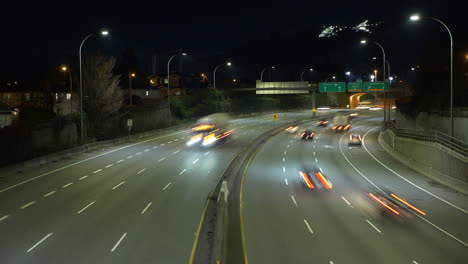 Lapso-De-Tiempo-De-La-Autopista-1-Que-Fluye-Por-La-Noche,-Vancouver-Canadá