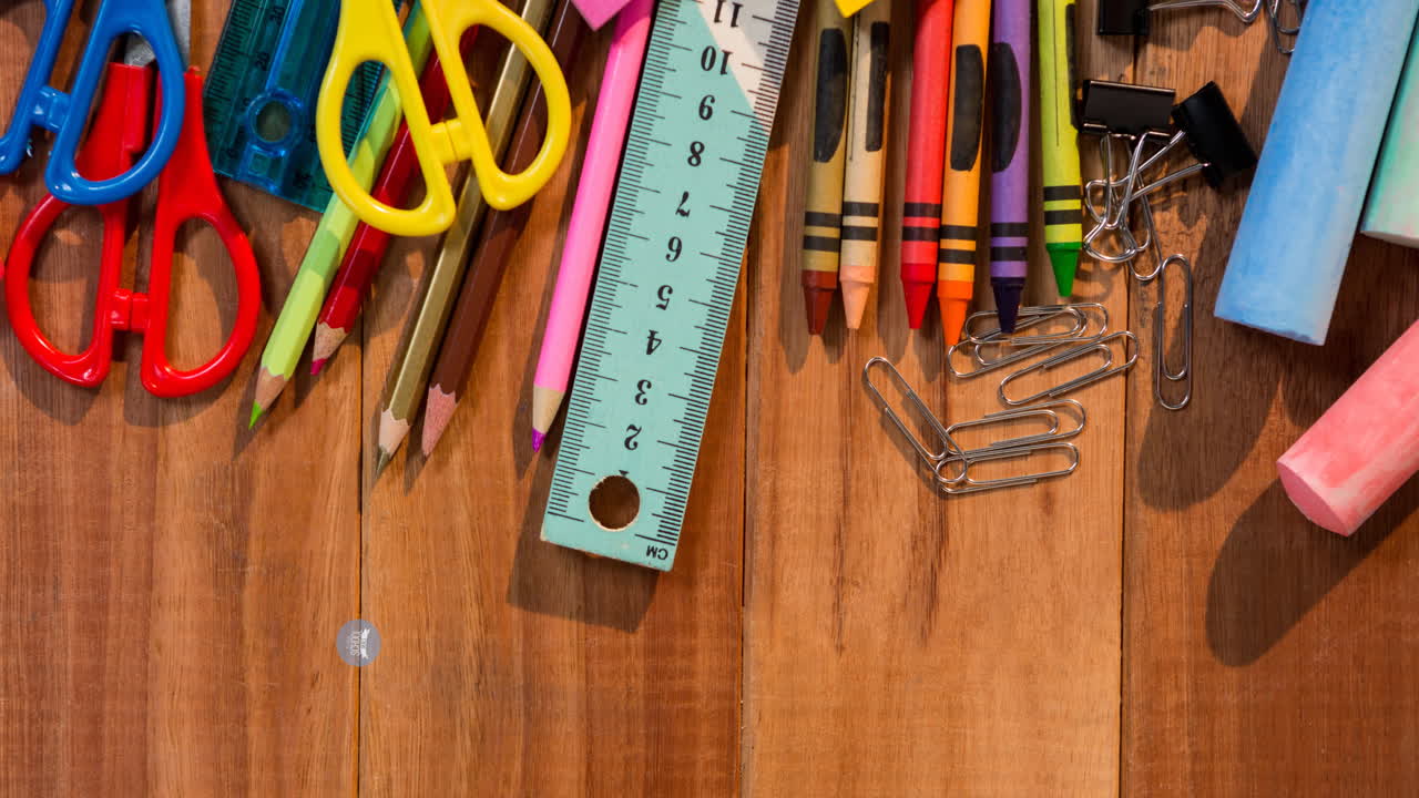 animación de las ofertas de regreso a la escuela texto en círculo azul moviéndose sobre la papelería escolar en madera