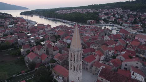 Antena:-Campanario-De-La-Iglesia-De-San-Esteban-Con-Vistas-A-Stari-Grad,-Isla-De-Hvar,-Croacia