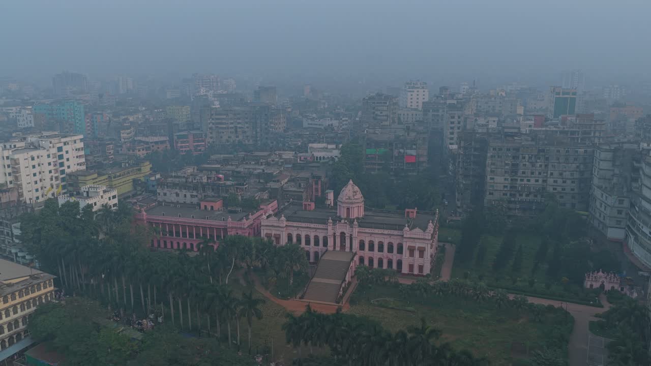 Vista con drone del sito patrimonio Ahsan Manzil Pink Palace nella Vecchia Dhaka, Bangladesh