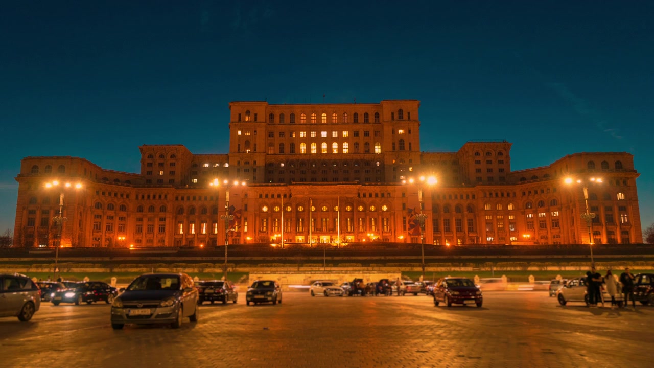Edificio del Parlamento rumeno, time-lapse dal giorno alla notte