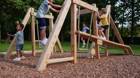 niños jugando en un patio de juegos de madera