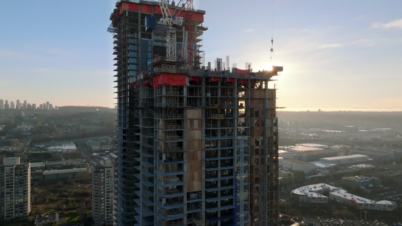 nuevos rascacielos al anochecer en construcción en la ciudad de burnaby en british columbia, canadá