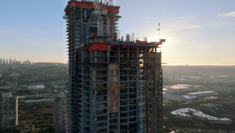 Nuevos-Rascacielos-Al-Anochecer-En-Construcción-En-La-Ciudad-De-Burnaby-En-British-Columbia,-Canadá