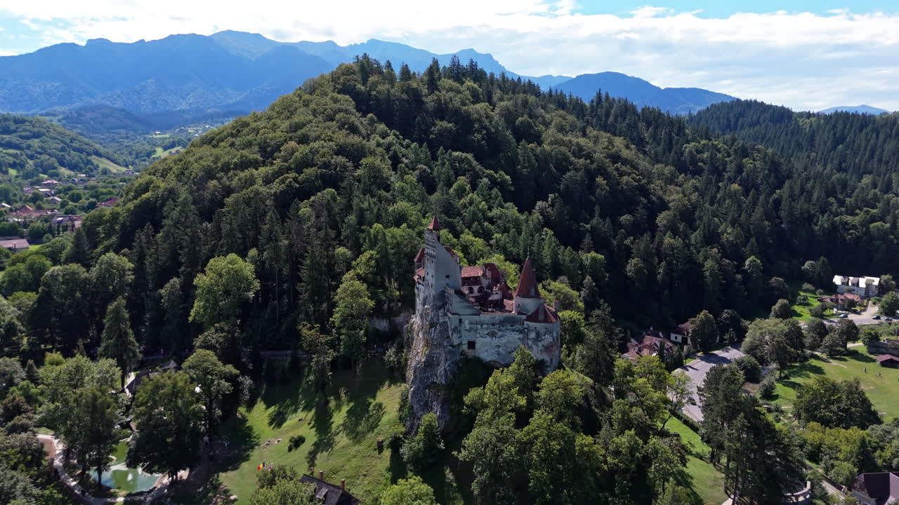 Vista aerea del Castello di Bran nello scenografico paesaggio della Transilvania