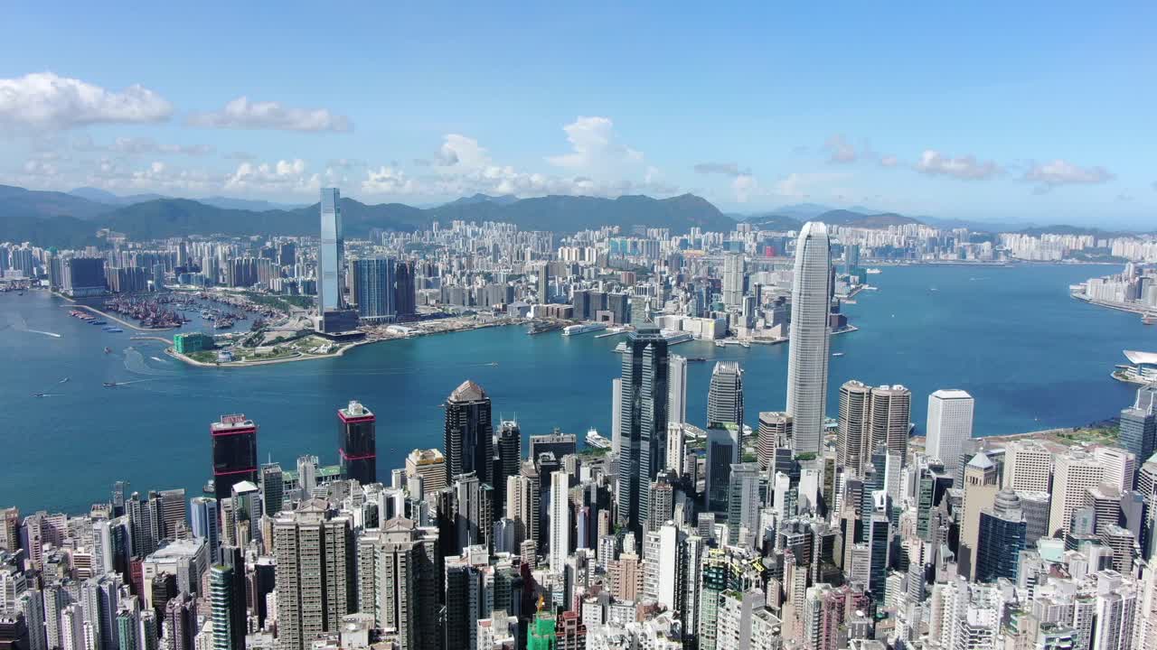 horizonte de hong kong con rascacielos y vistas a la bahía en un hermoso día claro, vista aérea