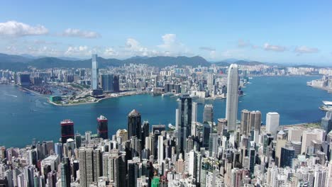 horizonte de hong kong con rascacielos y vistas a la bahía en un hermoso día claro, vista aérea