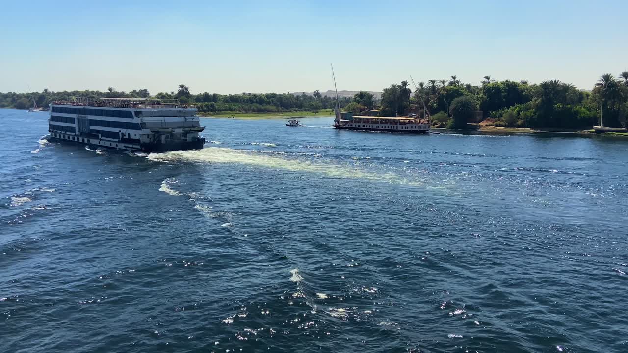 diferentes tipos de barcos que navegan a través de las orillas del río nilo que transportan turistas en egipto