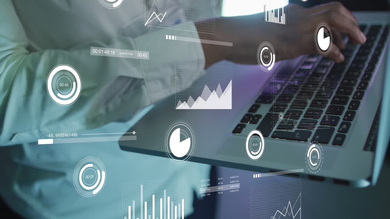 animación de procesamiento de datos sobre hombre afroamericano ingeniero de ti con computadora portátil.