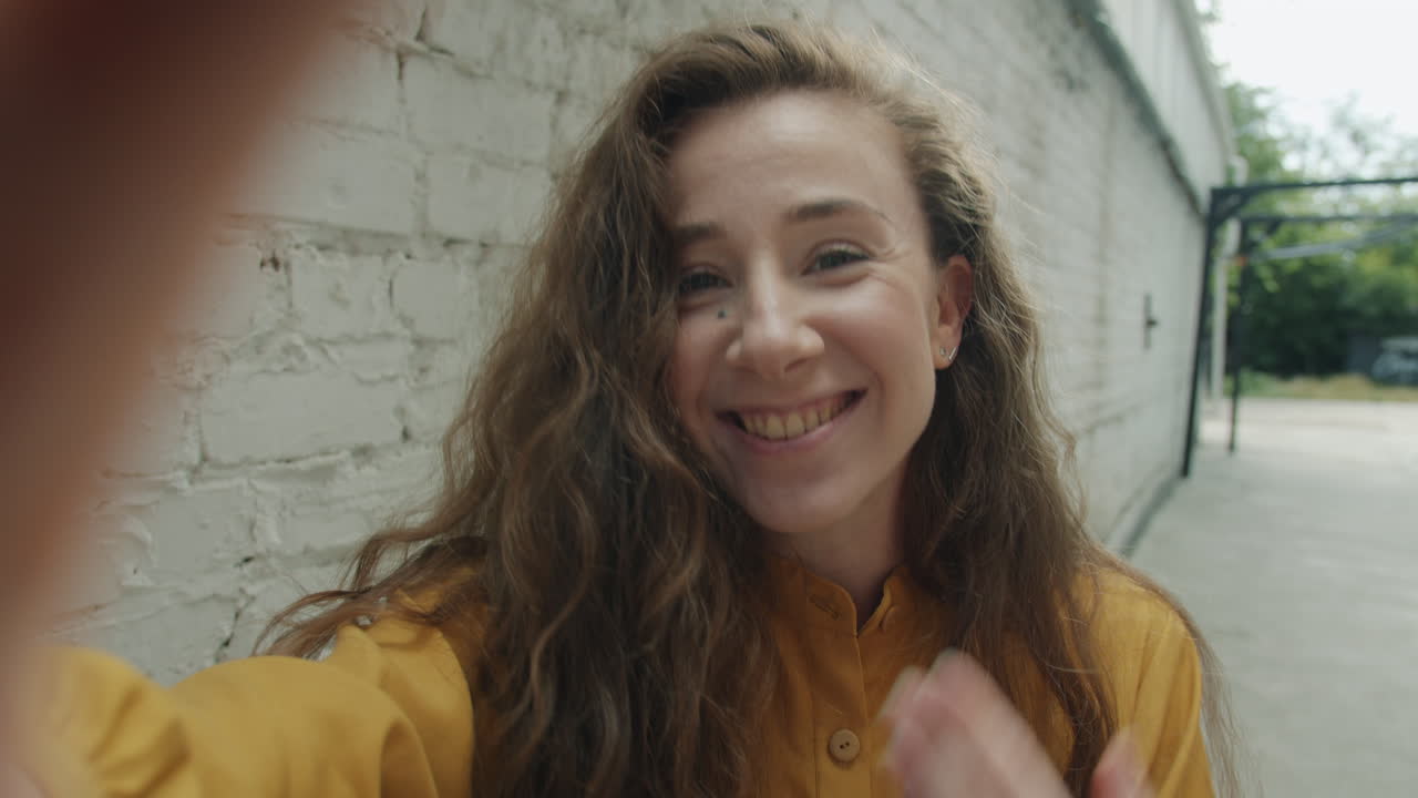 mujer tomando selfies al aire libre