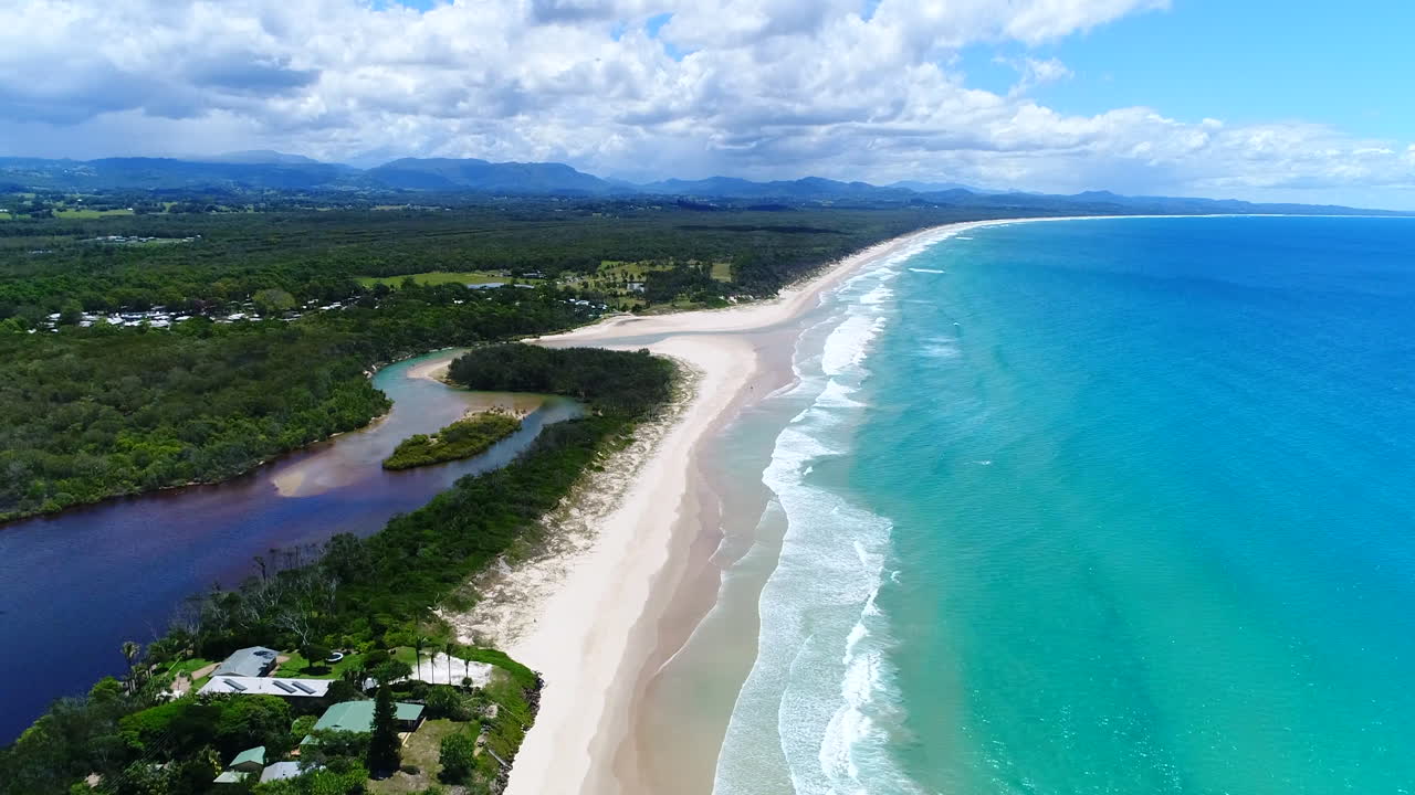 대조를 이루는 강이 동반된 해변 위의 공중 촬영