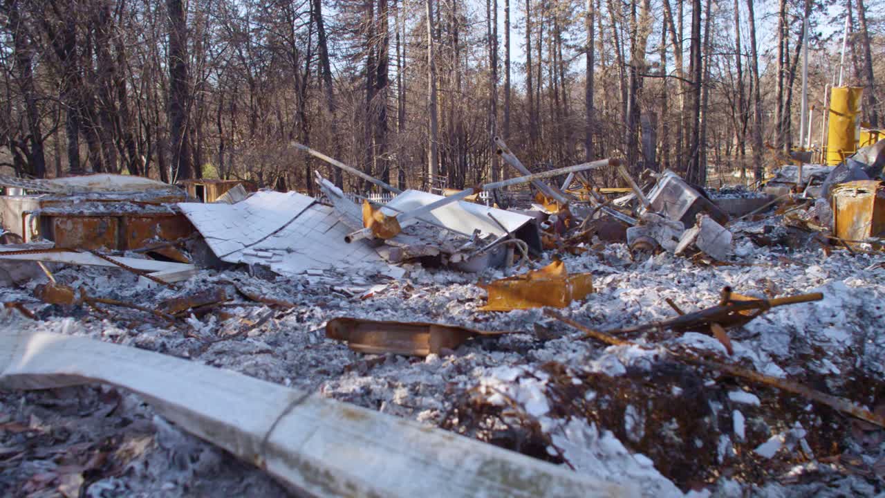 Riprese introduttive della distruzione di Paradise, California, in seguito all'incendio Camp Fire 11
