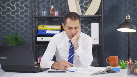 hombre de negocios encogiéndose y deprimido en el trabajo.