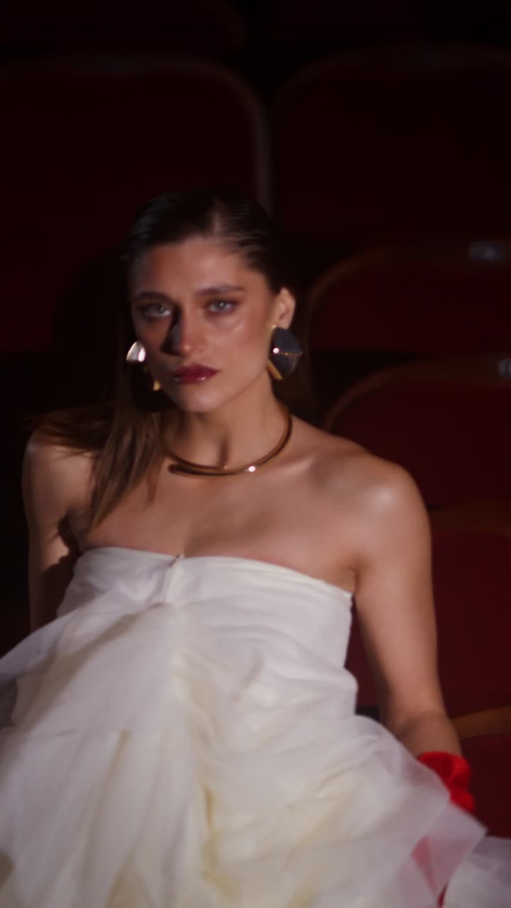 Donna in abito bianco a teatro